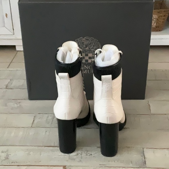 NIB VINCE CAMUTO ERMANIA Boots - Picture 4 of 11